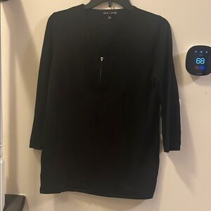 Cable & Gauge Black Long Sleeve V-Neck Top